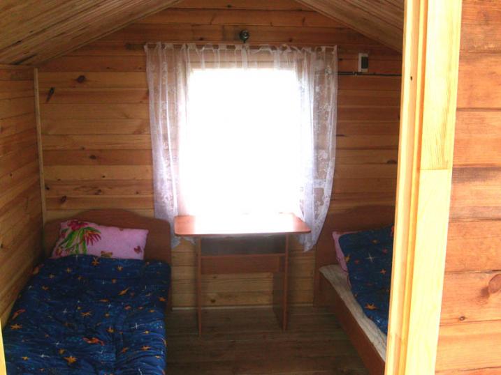Альпийский домик оборудован двумя комфортными односпальными кроватями