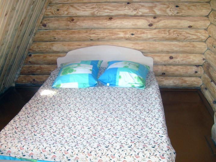 В семейных номерах коттеджа установлены двуспальные кровати