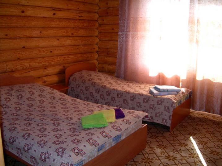 В вип-домике установлены двуспальная и односпальная кровати